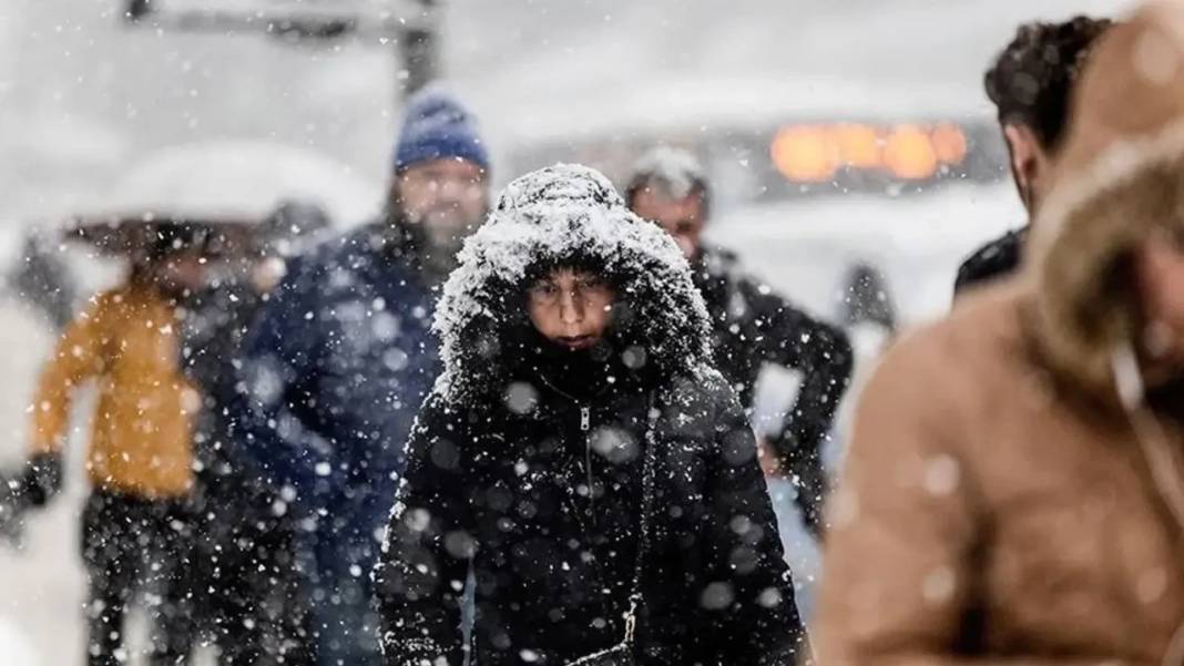 BU GECE İSTANBUL DONACAK: Tüm ilçelere sarı kodlu uyarı geçildi! Kar kalınlığı 40 cm'yi bulabilir 5